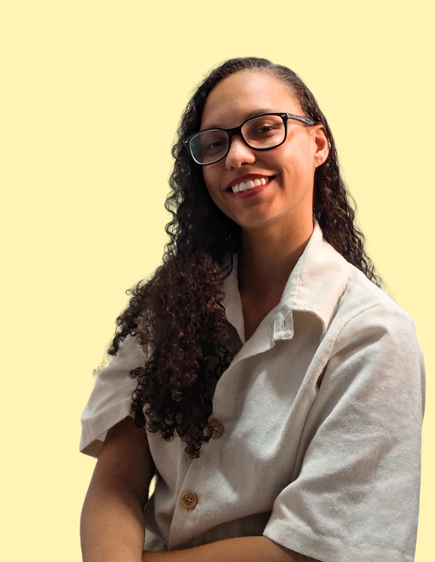 Foto de Vitória Souza sorrindo de forma acolhedora